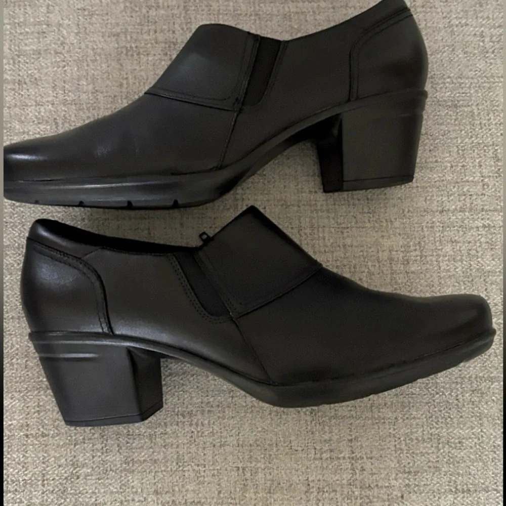 Clarks Women's Emslie Boot Size 9.5 Block Heel Bootie Shootie Black Leather